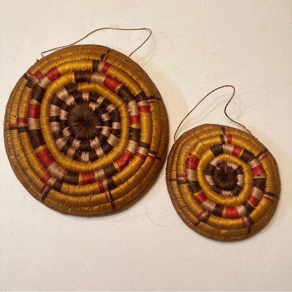 Set of 2 Hopi Coiled Woven Grass Basket Trays 13” & 9” Boho Wall Hanging - Picture 8 of 9